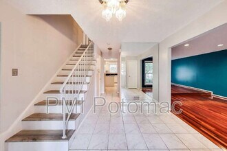 1718 Crestview Dr in Rockville, MD - Foto de edificio - Building Photo