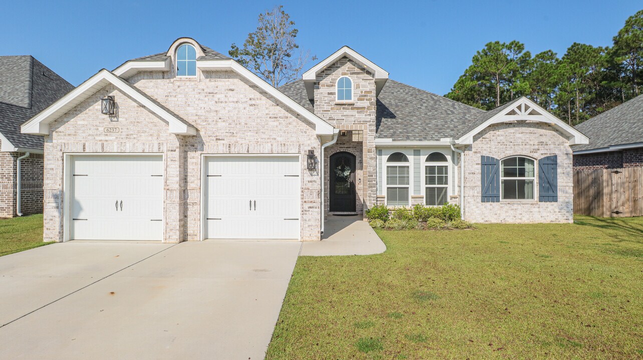 6237 Cypress Ln in Biloxi, MS - Building Photo