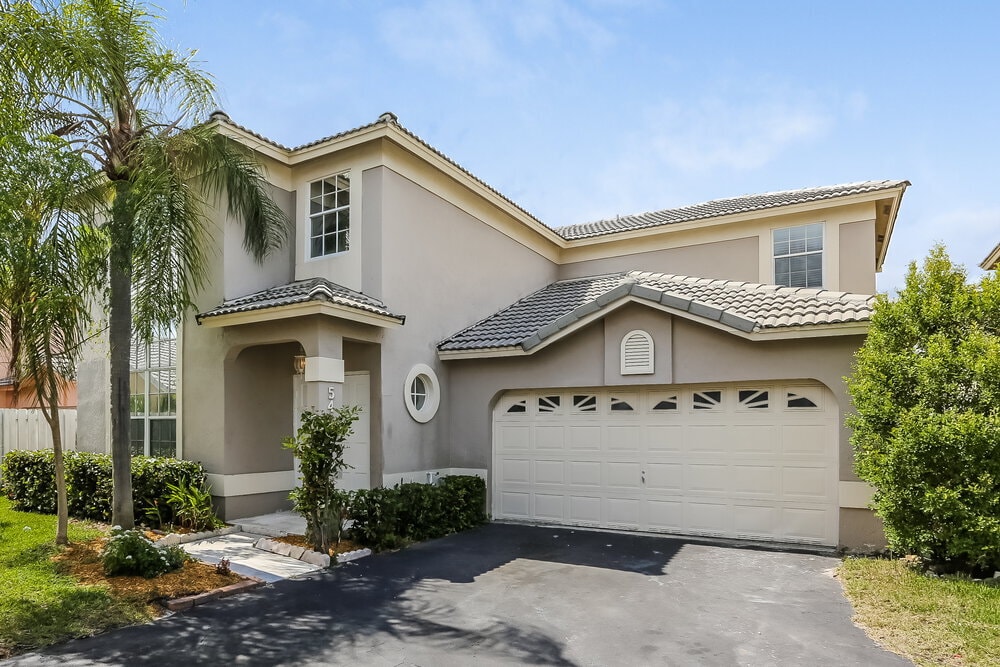 5477 NW 44th Way in Coconut Creek, FL - Building Photo