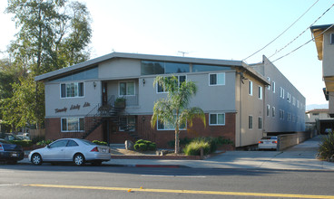 2066 Fruitdale Ave in San Jose, CA - Foto de edificio - Building Photo