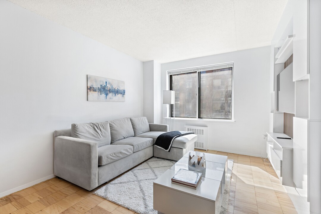 280 Rector Pl in New York, NY - Building Photo