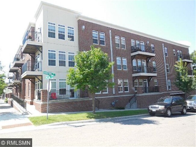 605 Snelling Ave S, Unit 107 in St. Paul, MN - Foto de edificio - Building Photo