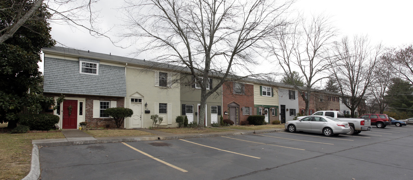 7001-7047 Traditional Dr in Knoxville, TN - Foto de edificio