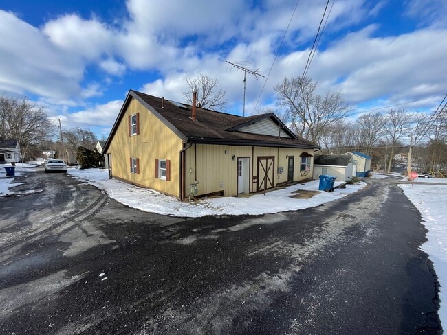 323 Cherry St W in Canal Fulton, OH - Foto de edificio - Building Photo