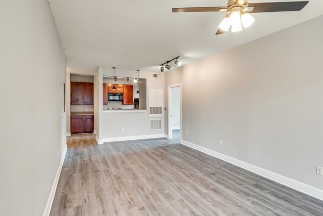 Room in Condo on Crossing Pl in Austin, TX - Building Photo - Building Photo