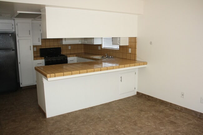 612 Norris Rd in Bakersfield, CA - Foto de edificio - Building Photo