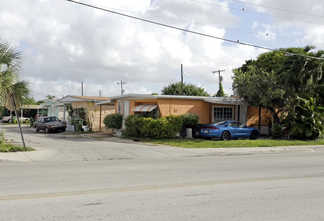 Holiday Acres Mobile Home Park in Hialeah, FL - Building Photo - Building Photo