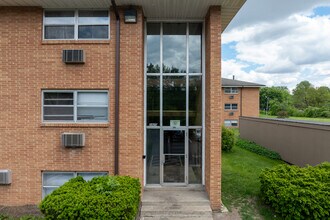 2425 Wesleyan Ave in Rockford, IL - Building Photo - Building Photo