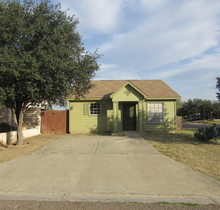 1302 Ford Ct in Laredo, TX - Building Photo