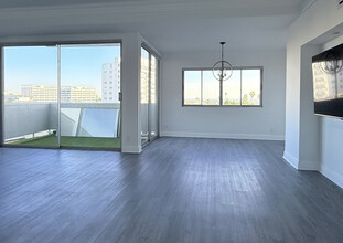 7250 Franklin Ave, Unit 502 in Los Angeles, CA - Building Photo - Building Photo