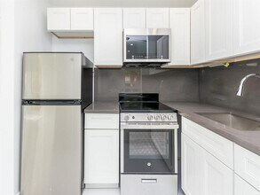 2420 Diana Dr in Hallandale Beach, FL - Building Photo - Building Photo
