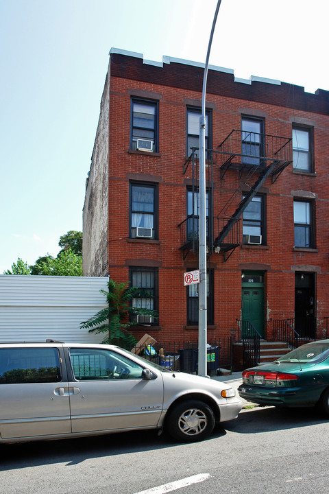 329 16th St in Brooklyn, NY - Building Photo