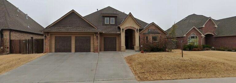 701 Lindsey Ln in Moore, OK - Building Photo