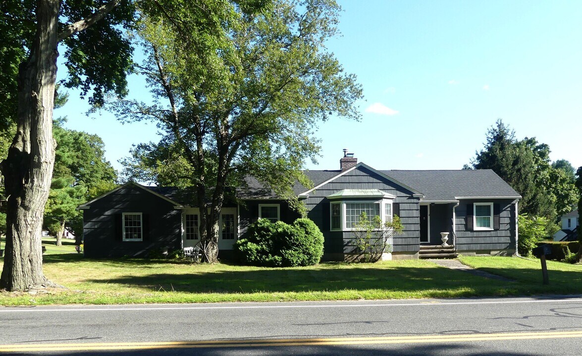 8 Glover Ave in Newtown, CT - Building Photo