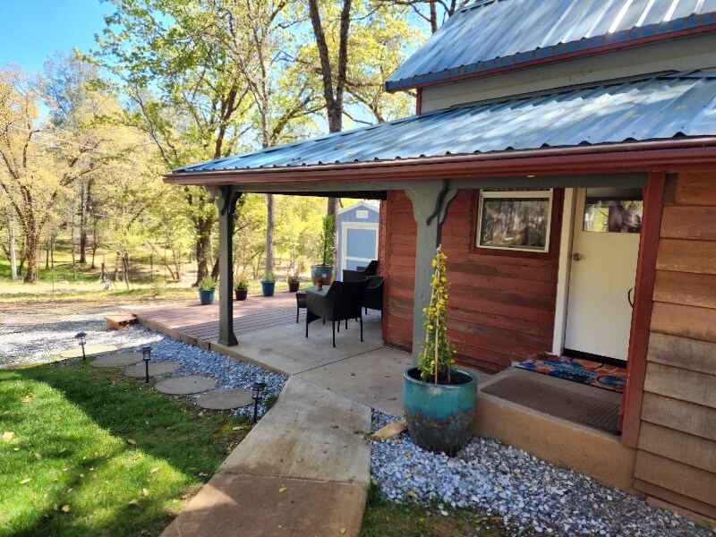 6091 Dutch Mine Rd in Diamond Springs, CA - Building Photo