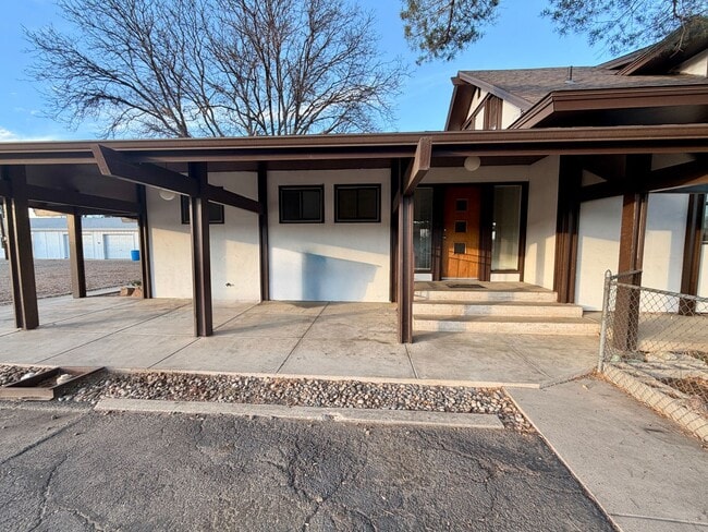 property at 915 S Main St