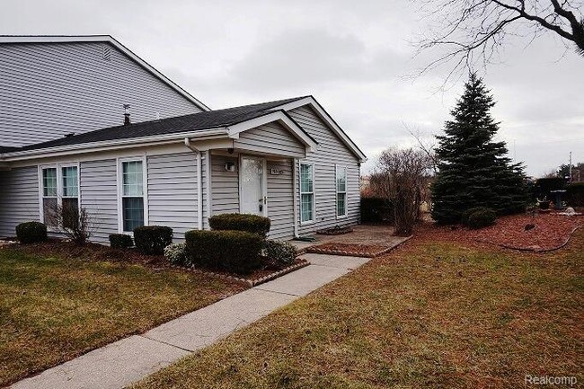 28302 Raleigh Crescent Dr in Chesterfield, MI - Building Photo - Building Photo