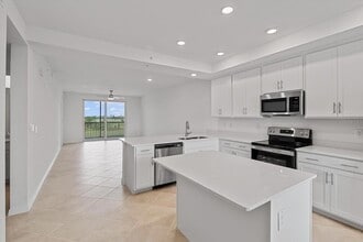 12180 Wellen Golf St, Unit 305 in Venice, FL - Foto de edificio - Building Photo