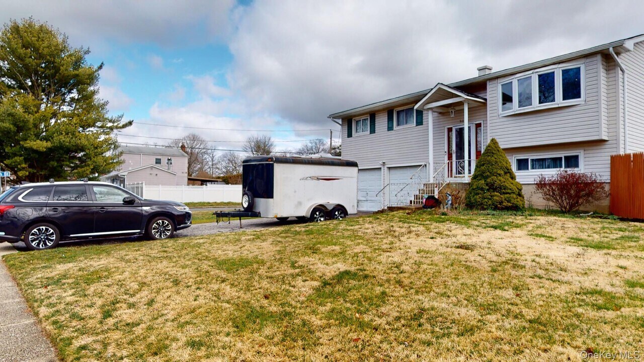 511 Freeman Ave in Brentwood, NY - Building Photo