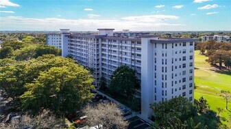 605 Oaks Dr in Pompano Beach, FL - Building Photo