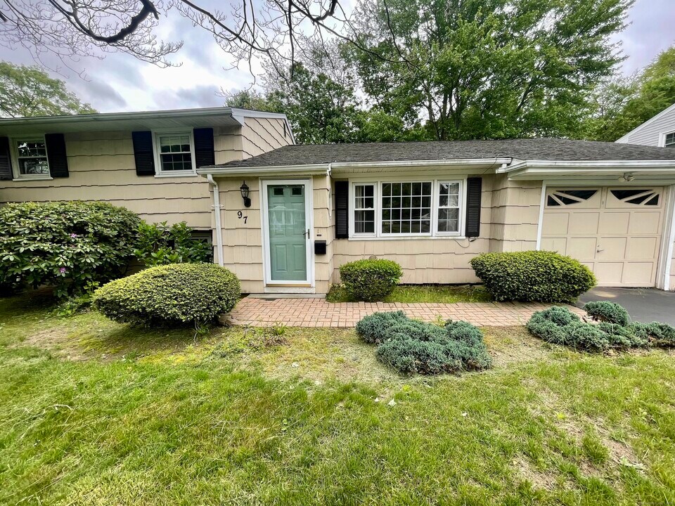 97 Pepperidge Cir in Fairfield, CT - Building Photo