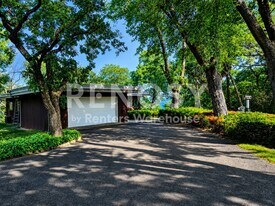 1721 Rivercrest Rd N in Lakeland, MN - Building Photo