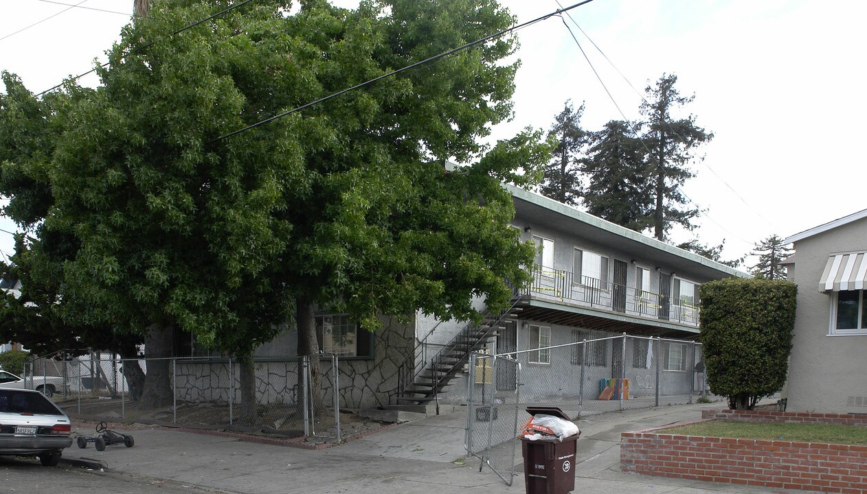 9312 Peach St in Oakland, CA - Foto de edificio