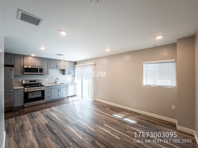 5258 Denny Ave in Los Angeles, CA - Building Photo - Building Photo