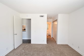 Beach Colony Apartments in San Diego, CA - Building Photo - Building Photo