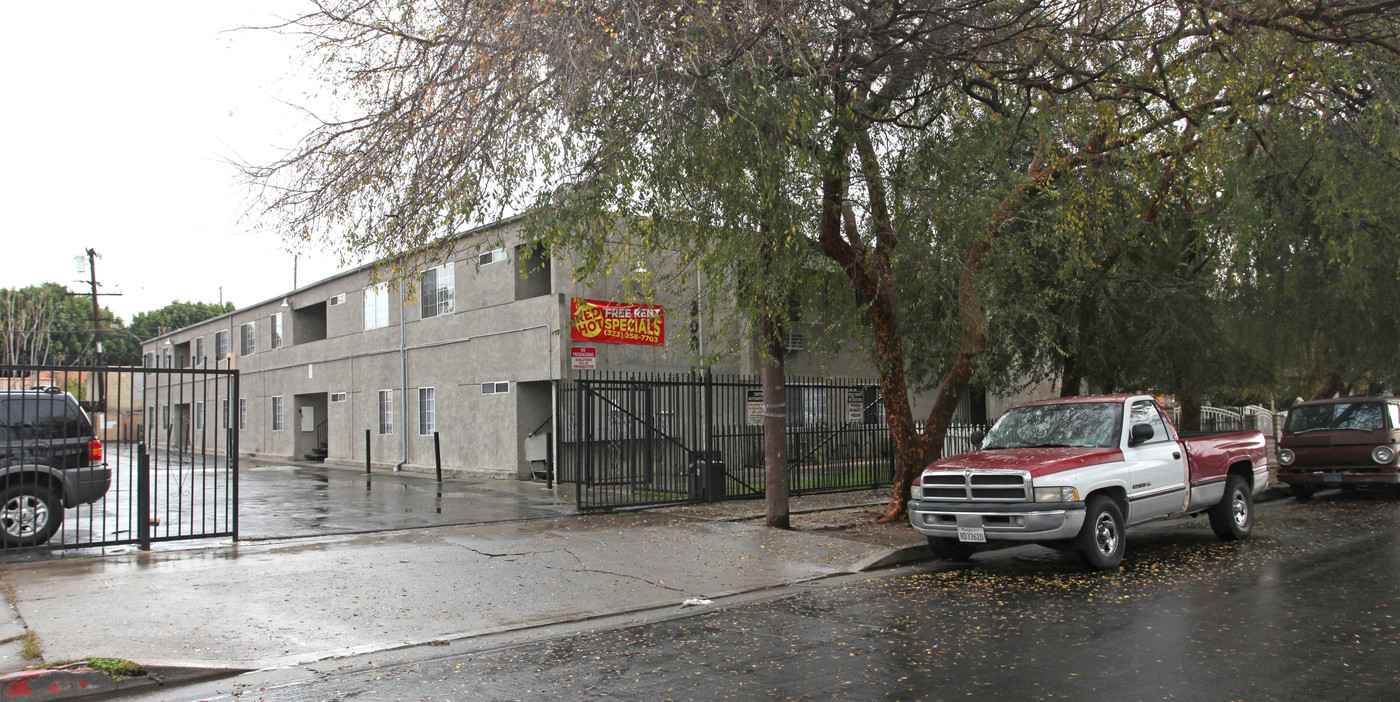 300 Newland St in Los Angeles, CA - Foto de edificio