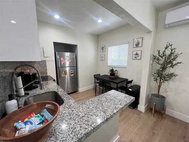 2315 Taylor St in Hollywood, FL - Building Photo - Building Photo