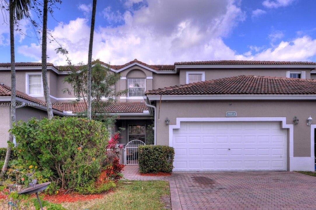 7901 S Aragon Blvd in Sunrise, FL - Foto de edificio