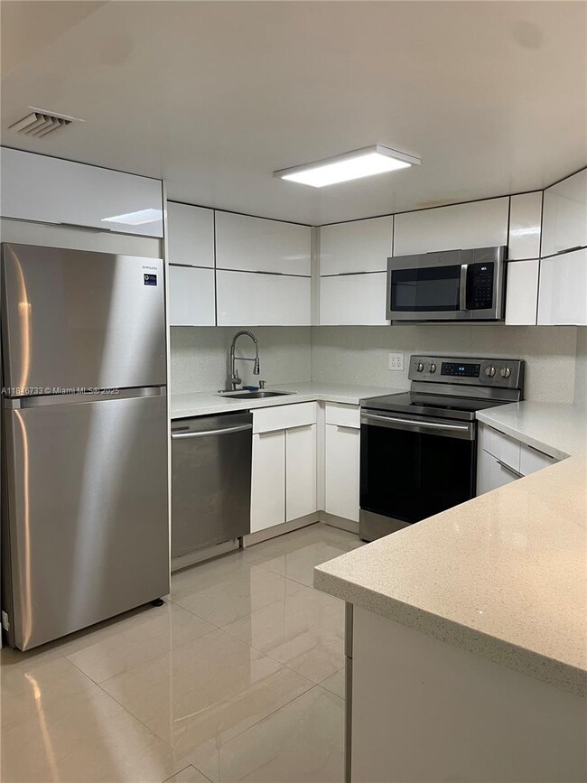 8343 Lake Dr in Doral, FL - Building Photo - Building Photo