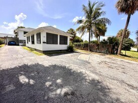 2105 Ponce De Leon Ave in West Palm Beach, FL - Building Photo