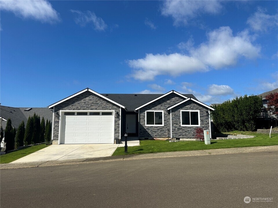 3155 Sanderling Dr in Hoquiam, WA - Building Photo
