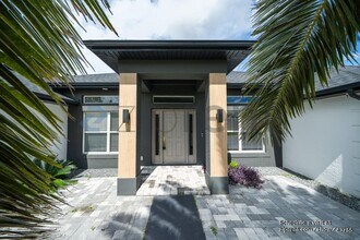4000 NE 9th Ave in Cape Coral, FL - Building Photo - Building Photo