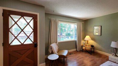 1316 Rogue River Hwy in Gold Hill, OR - Foto de edificio - Building Photo