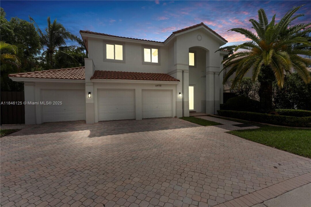 6498 NW 113th Pl in Doral, FL - Building Photo