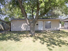 133 St Thomas Ln in Sauget, IL - Building Photo