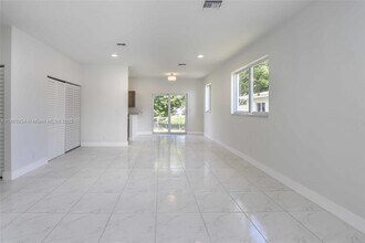 806 NW 5th Ave in Hallandale Beach, FL - Building Photo - Building Photo