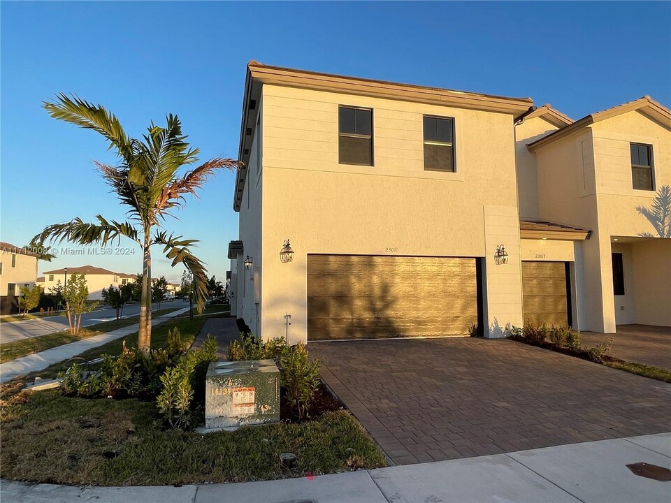 23011 SW 131st Ave in Miami, FL - Building Photo