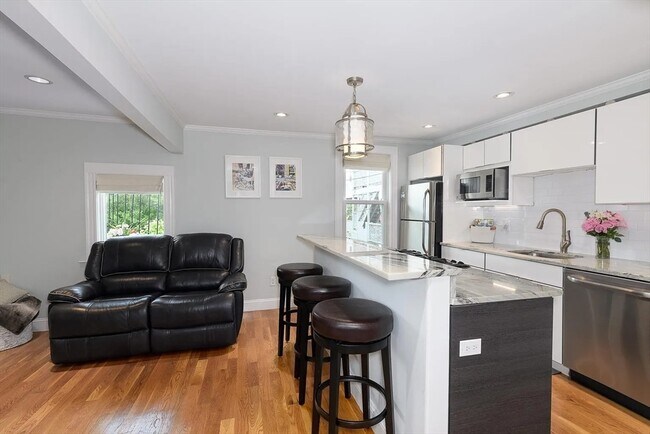 182 Marion St, Unit #1 in Boston, MA - Building Photo - Building Photo