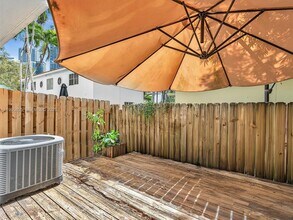 240 SW 15th Rd, Unit 112 in Miami, FL - Foto de edificio - Building Photo