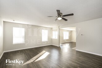 1451 Round Lake Rd in Greenwood, IN - Foto de edificio - Building Photo