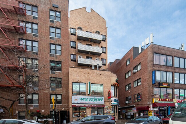 3722 73rd St in Jackson Heights, NY - Foto de edificio - Building Photo