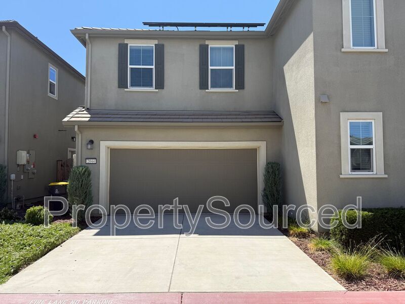 2044 Daimler St in Lathrop, CA - Foto de edificio