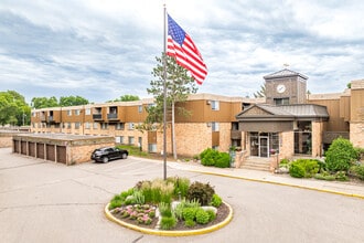 River Road East in Fridley, MN - Foto de edificio - Building Photo