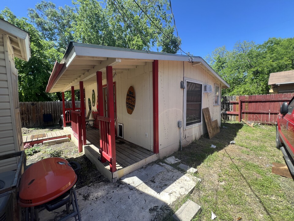 1547 W French Pl, Unit B in San Antonio, TX - Building Photo