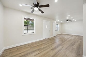 1201 E Alamo St in Brenham, TX - Building Photo - Building Photo