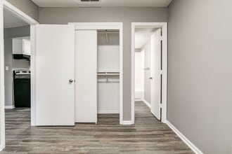 Glen Oaks Apartments in Kansas City, KS - Building Photo - Building Photo